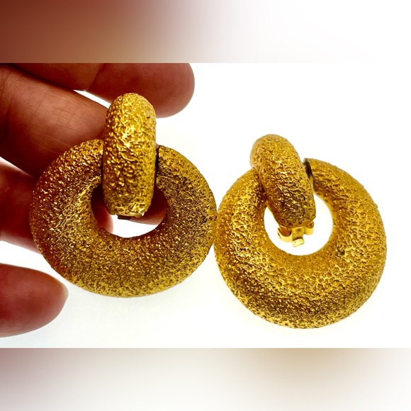 Rare Vintage 1970s Signed Kenneth Lane Gold Tone Blast Finish Clip On Earrings - Picture 2 of 8